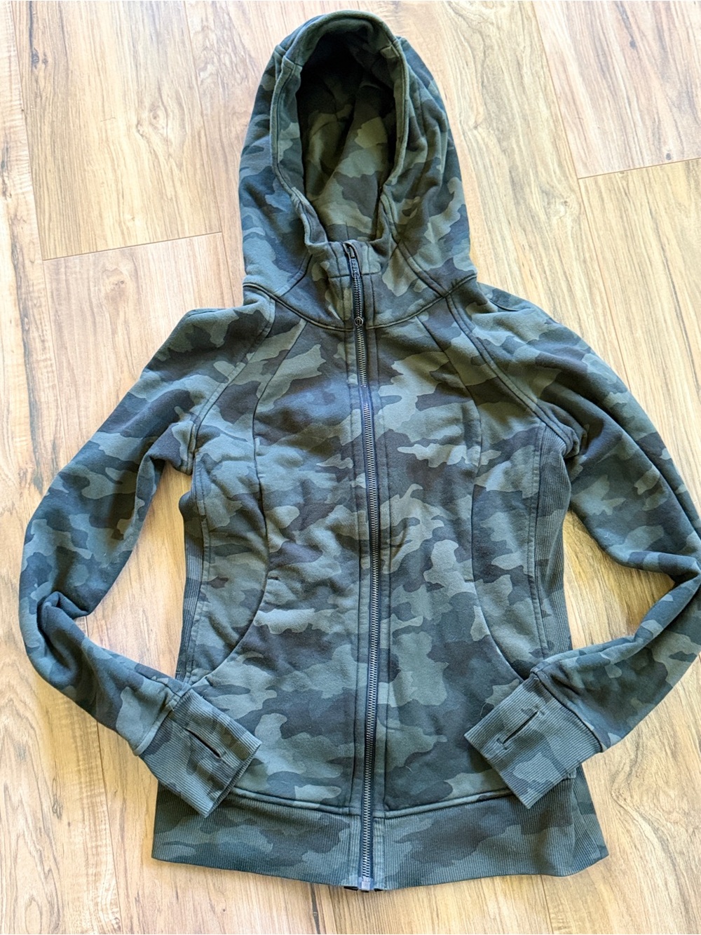 Lululemon Camo full-zip Scuba Hoodie – Size 6